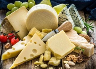 Peynir, tarih boyunca hem yemek kültürü hem de beslenme alışkanlıkları açısından önemli bir yere sahip olmuştur. Farklı süt türlerinden yapılan peynirler, hem lezzet hem de besin değeri açısından sofralarda vazgeçilmez bir öğe olarak kabul edilir. Özellikle Anadolu ve Akdeniz mutfaklarında peynir, yüzyıllardır devam eden bir sofra geleneği olarak nesiller boyunca aktarılmıştır. Konulu bir haber görseli.