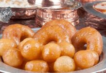 Pişi tatlısı, Anadolu’nun zamana meydan okuyan en geleneksel tatlılarından biri olarak son yıllarda yeniden gündeme geliyor. Özellikle ev yapımı hamur tatlılarına olan ilginin artması, sosyal medyada paylaşılan tarif videoları ve yöresel lezzetlerin popülerleşmesiyle birlikte pişi tatlısı bugün hem klasik sofralarda hem de modern mutfaklarda kendine geniş yer buluyor. Türkiye’nin birçok yöresinde “mayalı tatlı”, “kızarmış hamur tatlısı” gibi isimler altında bilinen pişi, basit malzemelerle hazırlanmasına rağmen oldukça doyurucu ve lezzetli olması sayesinde farklı damak zevklerine hitap etmeyi başarıyor. Bu nedenle son dönemde tatlı tarifleri aramalarında da ciddi bir artış olduğu dikkat çekerken, restoranların menülerinde bile pişinin tatlı versiyonuna yer verildiği görülüyor. Konulu bir haber görseli.