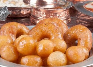 Pişi tatlısı, Anadolu’nun zamana meydan okuyan en geleneksel tatlılarından biri olarak son yıllarda yeniden gündeme geliyor. Özellikle ev yapımı hamur tatlılarına olan ilginin artması, sosyal medyada paylaşılan tarif videoları ve yöresel lezzetlerin popülerleşmesiyle birlikte pişi tatlısı bugün hem klasik sofralarda hem de modern mutfaklarda kendine geniş yer buluyor. Türkiye’nin birçok yöresinde “mayalı tatlı”, “kızarmış hamur tatlısı” gibi isimler altında bilinen pişi, basit malzemelerle hazırlanmasına rağmen oldukça doyurucu ve lezzetli olması sayesinde farklı damak zevklerine hitap etmeyi başarıyor. Bu nedenle son dönemde tatlı tarifleri aramalarında da ciddi bir artış olduğu dikkat çekerken, restoranların menülerinde bile pişinin tatlı versiyonuna yer verildiği görülüyor. Konulu bir haber görseli.