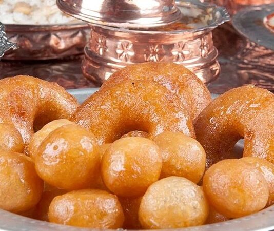 Pişi tatlısı, Anadolu’nun zamana meydan okuyan en geleneksel tatlılarından biri olarak son yıllarda yeniden gündeme geliyor. Özellikle ev yapımı hamur tatlılarına olan ilginin artması, sosyal medyada paylaşılan tarif videoları ve yöresel lezzetlerin popülerleşmesiyle birlikte pişi tatlısı bugün hem klasik sofralarda hem de modern mutfaklarda kendine geniş yer buluyor. Türkiye’nin birçok yöresinde “mayalı tatlı”, “kızarmış hamur tatlısı” gibi isimler altında bilinen pişi, basit malzemelerle hazırlanmasına rağmen oldukça doyurucu ve lezzetli olması sayesinde farklı damak zevklerine hitap etmeyi başarıyor. Bu nedenle son dönemde tatlı tarifleri aramalarında da ciddi bir artış olduğu dikkat çekerken, restoranların menülerinde bile pişinin tatlı versiyonuna yer verildiği görülüyor. Konulu bir haber görseli.