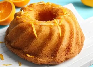 Ev yapımı tatlılar arasında her dönemin favorileri arasında yer alan portakallı kek, hem pratik hazırlanışı hem de ferah aromasıyla son yıllarda yeniden yoğun ilgi görüyor. Özellikle portakalın doğal kokusunu mutfağa yayan bu kek, sabah kahvaltılarından akşam çay saatlerine kadar günün her anında tercih edilebilen bir lezzet olarak öne çıkıyor. Mevsiminde kullanılan portakallarla hazırlanan portakallı kek, doğallığı ve sadeliğiyle dikkat çekiyor. Konulu bir haber görseli.