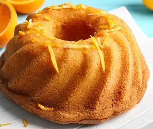 Ev yapımı tatlılar arasında her dönemin favorileri arasında yer alan portakallı kek, hem pratik hazırlanışı hem de ferah aromasıyla son yıllarda yeniden yoğun ilgi görüyor. Özellikle portakalın doğal kokusunu mutfağa yayan bu kek, sabah kahvaltılarından akşam çay saatlerine kadar günün her anında tercih edilebilen bir lezzet olarak öne çıkıyor. Mevsiminde kullanılan portakallarla hazırlanan portakallı kek, doğallığı ve sadeliğiyle dikkat çekiyor. Konulu bir haber görseli.