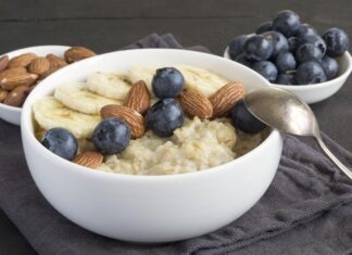 Post-workout beslenme, antrenman sonrasında vücudun toparlanma sürecini desteklemeyi amaçlayan beslenme düzenini ifade eder. Spor sonrasında kaslar yorgun, enerji depoları ise büyük ölçüde boşalmış durumdadır. Post-workout beslenme, bu kayıpların dengeli şekilde yerine konmasını sağlayarak hem performans gelişimini hem de genel vücut sağlığını destekler. Konulu bir haber görseli.