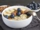 Post-Workout Beslenme Antrenman Sonrası Toparlanmayı Destekleyen Doğru Yaklaşım Post-workout beslenme, antrenman sonrasında vücudun toparlanma sürecini desteklemeyi amaçlayan beslenme düzenini ifade eder. Spor sonrasında kaslar yorgun, enerji depoları ise büyük ölçüde boşalmış durumdadır. Post-workout beslenme, bu kayıpların dengeli şekilde yerine konmasını sağlayarak hem performans gelişimini hem de genel vücut sağlığını destekler. Konulu bir haber görseli.