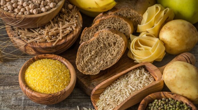 Pre-Workout Beslenme Antrenman Öncesi Performansı Destekleyen Doğru Yaklaşım Pre-workout beslenme, antrenman öncesinde vücudu fiziksel ve zihinsel olarak egzersize hazırlamayı amaçlayan beslenme düzenini ifade eder. Spor performansının yalnızca yapılan antrenmanla değil, bu antrenmana nasıl hazırlandığınızla da doğrudan ilişkili olduğu bilinmektedir. Pre-workout beslenme, kasların ihtiyaç duyduğu enerjiyi sağlamak, odaklanmayı artırmak ve antrenman sırasında yaşanabilecek performans düşüşlerini en aza indirmek için büyük önem taşır. Konulu bir haber görseli.