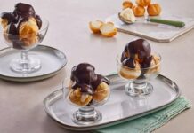 Fransız mutfağının en seçkin tatlılarından biri olan profiterol, uzun yıllardır hem restoranların hem de ev mutfaklarının en sevilen lezzetlerinden biri olarak yerini koruyor. Çıtır hamurun içindeki hafif krema ve üzerine dökülen yoğun çikolata sosuyla oldukça cezbedici bir tat sunan profiterol, özellikle misafir ağırlamalarında şık bir sunum oluşturmasıyla ön plana çıkıyor. Günümüzde pastane vitrinlerinde sıkça görülen bu tatlı, son dönemde ev yapımı tariflerin popülerleşmesiyle birlikte mutfakta daha da yaygın şekilde hazırlanıyor. Konulu bir haber görseli.