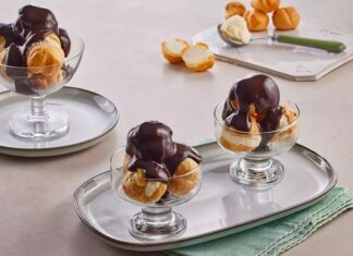 Fransız mutfağının en seçkin tatlılarından biri olan profiterol, uzun yıllardır hem restoranların hem de ev mutfaklarının en sevilen lezzetlerinden biri olarak yerini koruyor. Çıtır hamurun içindeki hafif krema ve üzerine dökülen yoğun çikolata sosuyla oldukça cezbedici bir tat sunan profiterol, özellikle misafir ağırlamalarında şık bir sunum oluşturmasıyla ön plana çıkıyor. Günümüzde pastane vitrinlerinde sıkça görülen bu tatlı, son dönemde ev yapımı tariflerin popülerleşmesiyle birlikte mutfakta daha da yaygın şekilde hazırlanıyor. Konulu bir haber görseli.