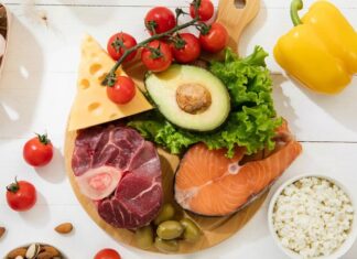 Protein yüklemesi, özellikle sporla ilgilenen bireyler arasında sıkça konuşulan ve kas gelişimiyle ilişkilendirilen bir beslenme yaklaşımı olarak öne çıkar. Vücudun temel yapı taşlarından biri olan protein, kas dokusunun korunması ve onarılması açısından büyük önem taşır. Protein yüklemesi, günlük protein ihtiyacının belirli dönemlerde bilinçli şekilde artırılmasını ifade eder ve genellikle yoğun antrenman süreçleriyle birlikte değerlendirilir. Konulu bir haber görseli.