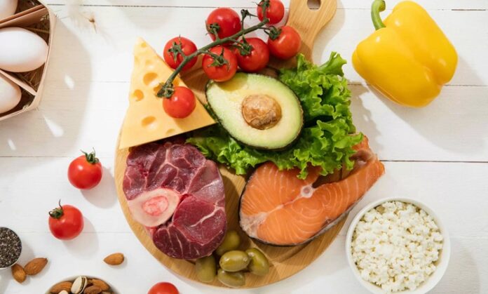Protein Yüklemesi Kas Gelişimini Destekleyen Beslenme Yaklaşımı Protein yüklemesi, özellikle sporla ilgilenen bireyler arasında sıkça konuşulan ve kas gelişimiyle ilişkilendirilen bir beslenme yaklaşımı olarak öne çıkar. Vücudun temel yapı taşlarından biri olan protein, kas dokusunun korunması ve onarılması açısından büyük önem taşır. Protein yüklemesi, günlük protein ihtiyacının belirli dönemlerde bilinçli şekilde artırılmasını ifade eder ve genellikle yoğun antrenman süreçleriyle birlikte değerlendirilir. Konulu bir haber görseli.