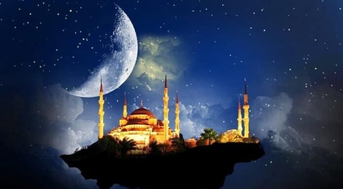 Ramazan Beslenmesi Sağlıklı Oruç İçin Dengeli Sofralar Ramazan ayı, manevi yönünün yanı sıra beslenme düzeninin de köklü biçimde değiştiği özel bir dönem olarak öne çıkıyor. Gün boyu süren oruç, vücudun alışık olduğu yemek saatlerini ve enerji kullanım şeklini farklılaştırıyor. Bu nedenle Ramazan beslenmesi, yalnızca açlığı gidermek değil, aynı zamanda bedeni korumak ve dengeyi sağlamak açısından büyük önem taşıyor. Sahur ve iftar arasında kurulan doğru denge, Ramazan ayının daha zinde ve sağlıklı geçirilmesini mümkün kılıyor. Konulu bir haber görseli.