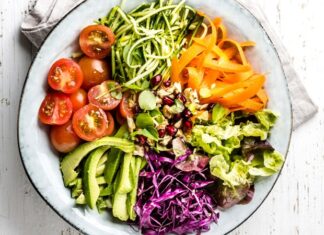 Raw vegan beslenme, son yıllarda doğal yaşam ve bilinçli beslenme arayışında olan bireylerin dikkatini çeken özel bir beslenme yaklaşımı olarak öne çıkmaktadır. Bu beslenme biçimi, hem vegan felsefeyi hem de gıdaların işlenmeden tüketilmesini esas almasıyla klasik bitkisel beslenmeden ayrılmaktadır. Raw Vegan Beslenme, modern yaşamın getirdiği yoğun işlenmiş gıda tüketimine karşı bir tepki niteliği taşımaktadır. Konulu bir haber görseli.