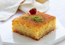 Türk mutfak kültürünün en sevilen şerbetli tatlılarından biri olan revani, hem hafif dokusu hem de kendine özgü aromasıyla yüzyıllardır sofralarda yerini koruyor. Osmanlı döneminde saray mutfağında dahi önemli bir yere sahip olduğu bilinen tatlı, özellikle irmikle hazırlanan yapısı sayesinde diğer tatlılardan farklı bir lezzet profiline sahip. Zaman içerisinde hem Anadolu’da hem de komşu coğrafyalarda benimsenmiş ve farklı tariflerle zenginleştirilmiştir. Bu yönüyle revani, hem tarihi hem de kültürel bir miras niteliği taşır. Konulu bir haber görseli.