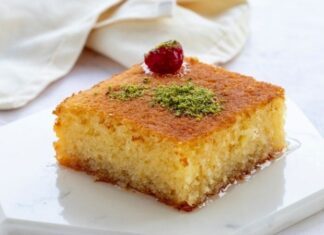 Türk mutfak kültürünün en sevilen şerbetli tatlılarından biri olan revani, hem hafif dokusu hem de kendine özgü aromasıyla yüzyıllardır sofralarda yerini koruyor. Osmanlı döneminde saray mutfağında dahi önemli bir yere sahip olduğu bilinen tatlı, özellikle irmikle hazırlanan yapısı sayesinde diğer tatlılardan farklı bir lezzet profiline sahip. Zaman içerisinde hem Anadolu’da hem de komşu coğrafyalarda benimsenmiş ve farklı tariflerle zenginleştirilmiştir. Bu yönüyle revani, hem tarihi hem de kültürel bir miras niteliği taşır. Konulu bir haber görseli.