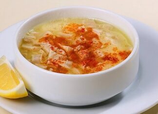 Türk mutfağında köklü bir yere sahip olan sakatatlı çorba, son yıllarda yeniden yükselişe geçerek hem restoranlarda hem de ev mutfaklarında daha fazla tercih edilen bir lezzet hâline gelmeye başladı. Özellikle kış aylarında güçlendiren yapısı, besleyici değeri ve doyuruculuğu sayesinde sofralarda özel bir yer edinen bu çorba, farklı sakatat türlerinin bir arada kullanılmasıyla zengin bir aroma sunuyor. Vitamin ve mineral bakımından oldukça güçlü olan sakatatlar, doğru tekniklerle pişirildiğinde çorbanın hem lezzetini hem de besleyiciliğini artırıyor. Bu nedenle sakatatlı çorba, modern mutfak trendleriyle geleneksel tatların birleştiği özel bir tarif olarak dikkat çekiyor. Konulu bir haber görseli.