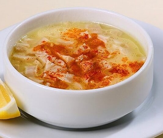 Türk mutfağında köklü bir yere sahip olan sakatatlı çorba, son yıllarda yeniden yükselişe geçerek hem restoranlarda hem de ev mutfaklarında daha fazla tercih edilen bir lezzet hâline gelmeye başladı. Özellikle kış aylarında güçlendiren yapısı, besleyici değeri ve doyuruculuğu sayesinde sofralarda özel bir yer edinen bu çorba, farklı sakatat türlerinin bir arada kullanılmasıyla zengin bir aroma sunuyor. Vitamin ve mineral bakımından oldukça güçlü olan sakatatlar, doğru tekniklerle pişirildiğinde çorbanın hem lezzetini hem de besleyiciliğini artırıyor. Bu nedenle sakatatlı çorba, modern mutfak trendleriyle geleneksel tatların birleştiği özel bir tarif olarak dikkat çekiyor. Konulu bir haber görseli.