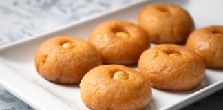 Türk mutfak kültürünün en özel tatlılarından biri olan şekerpare, hem zarif görüntüsü hem de ağızda dağılan kıvamıyla uzun yıllardır sofralardan eksik olmayan bir lezzet olarak varlığını sürdürüyor. Osmanlı döneminden bu yana tatlı geleneğinin önemli bir parçası olan şekerpare, özellikle bayram sofraları, misafir ağırlamaları ve özel davetlerin vazgeçilmez tatlıları arasında yer alıyor. Tatlının yumuşak dokusu, ölçülü tatlılığı ve pratik hazırlanışı, onun yıllar içinde daha da sevilen bir klasik hâline gelmesini sağladı. Konulu bir haber görseli.