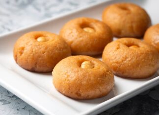 Türk mutfak kültürünün en özel tatlılarından biri olan şekerpare, hem zarif görüntüsü hem de ağızda dağılan kıvamıyla uzun yıllardır sofralardan eksik olmayan bir lezzet olarak varlığını sürdürüyor. Osmanlı döneminden bu yana tatlı geleneğinin önemli bir parçası olan şekerpare, özellikle bayram sofraları, misafir ağırlamaları ve özel davetlerin vazgeçilmez tatlıları arasında yer alıyor. Tatlının yumuşak dokusu, ölçülü tatlılığı ve pratik hazırlanışı, onun yıllar içinde daha da sevilen bir klasik hâline gelmesini sağladı. Konulu bir haber görseli.