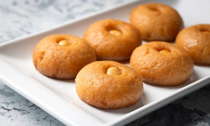 Şekerparenin Yumuşacık Yolculuğu Geleneksel Tatlının Modern Sofralardaki Yeni Yükselişi Türk mutfak kültürünün en özel tatlılarından biri olan şekerpare, hem zarif görüntüsü hem de ağızda dağılan kıvamıyla uzun yıllardır sofralardan eksik olmayan bir lezzet olarak varlığını sürdürüyor. Osmanlı döneminden bu yana tatlı geleneğinin önemli bir parçası olan şekerpare, özellikle bayram sofraları, misafir ağırlamaları ve özel davetlerin vazgeçilmez tatlıları arasında yer alıyor. Tatlının yumuşak dokusu, ölçülü tatlılığı ve pratik hazırlanışı, onun yıllar içinde daha da sevilen bir klasik hâline gelmesini sağladı. Konulu bir haber görseli.