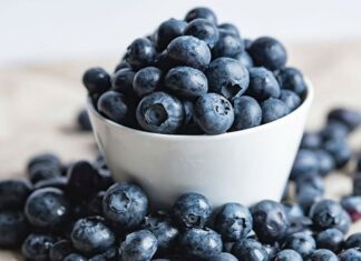 Günlük yaşamın temposu, stres faktörleri ve düzensiz yaşam alışkanlıkları ruh hali üzerinde doğrudan etkili oluyor. Bu noktada mutluluk hormonu olarak bilinen serotonin, zihinsel denge ve duygusal istikrar açısından kritik bir role sahip. Serotonin destekli beslenme, yalnızca fiziksel sağlığı değil, aynı zamanda ruhsal iyi oluşu da merkeze alan bir beslenme yaklaşımı olarak öne çıkıyor. Konulu bir haber görseli.