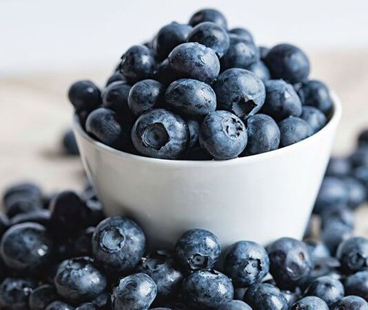 Günlük yaşamın temposu, stres faktörleri ve düzensiz yaşam alışkanlıkları ruh hali üzerinde doğrudan etkili oluyor. Bu noktada mutluluk hormonu olarak bilinen serotonin, zihinsel denge ve duygusal istikrar açısından kritik bir role sahip. Serotonin destekli beslenme, yalnızca fiziksel sağlığı değil, aynı zamanda ruhsal iyi oluşu da merkeze alan bir beslenme yaklaşımı olarak öne çıkıyor. Konulu bir haber görseli.