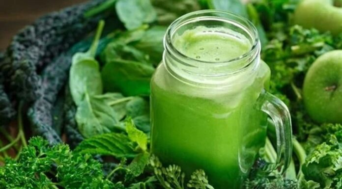 Sirtfood Diyeti Metabolizma Odaklı Beslenme Trendleri Arasında Öne Çıkıyor Sirtfood diyeti, son yıllarda özellikle metabolizma hızlandırma ve sağlıklı kilo kontrolü konularıyla ilgilenen bireylerin dikkatini çeken beslenme yaklaşımlarından biri olarak öne çıkmaktadır. Bu diyet modeli, adını vücutta bulunan ve metabolizma süreçlerinde rol oynayan sirtuin proteinlerinden alır. Sirtfood diyeti, belirli besinlerin bu proteinleri aktive edebileceği fikrine dayanarak şekillendirilmiştir. Konulu bir haber görseli.