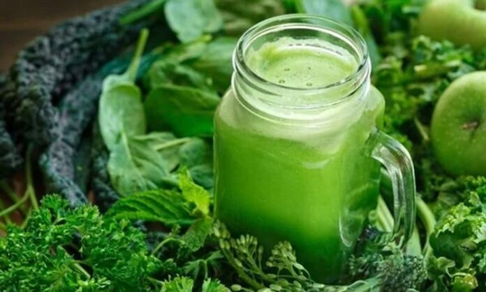 Sirtfood Diyeti Metabolizma Odaklı Beslenme Trendleri Arasında Öne Çıkıyor Sirtfood diyeti, son yıllarda özellikle metabolizma hızlandırma ve sağlıklı kilo kontrolü konularıyla ilgilenen bireylerin dikkatini çeken beslenme yaklaşımlarından biri olarak öne çıkmaktadır. Bu diyet modeli, adını vücutta bulunan ve metabolizma süreçlerinde rol oynayan sirtuin proteinlerinden alır. Sirtfood diyeti, belirli besinlerin bu proteinleri aktive edebileceği fikrine dayanarak şekillendirilmiştir. Konulu bir haber görseli.