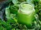 Sirtfood diyeti, son yıllarda özellikle metabolizma hızlandırma ve sağlıklı kilo kontrolü konularıyla ilgilenen bireylerin dikkatini çeken beslenme yaklaşımlarından biri olarak öne çıkmaktadır. Bu diyet modeli, adını vücutta bulunan ve metabolizma süreçlerinde rol oynayan sirtuin proteinlerinden alır. Sirtfood diyeti, belirli besinlerin bu proteinleri aktive edebileceği fikrine dayanarak şekillendirilmiştir. Konulu bir haber görseli.