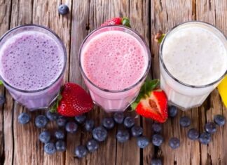 Smoothie diyeti, özellikle yoğun yaşam temposuna sahip bireyler için pratik ve sağlıklı bir beslenme alternatifi olarak öne çıkıyor. Taze meyve, sebze ve süt ürünleri veya bitkisel sütlerle hazırlanan smoothieler, vitamin, mineral ve antioksidan açısından oldukça zengindir. Smoothie diyeti, hem kilo kontrolüne yardımcı olur hem de vücudun ihtiyaç duyduğu besin öğelerini dengeli bir şekilde almasını sağlar. Bu diyet, sağlıklı yaşam bilincini artırmak ve enerji seviyelerini yükseltmek isteyen kişiler arasında popüler bir tercih haline gelmiştir. Konulu bir haber görseli