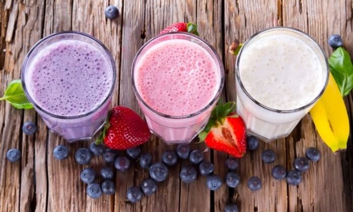 Smoothie Diyeti ile Enerjik ve Besleyici Yaşam Rehberi Smoothie diyeti, özellikle yoğun yaşam temposuna sahip bireyler için pratik ve sağlıklı bir beslenme alternatifi olarak öne çıkıyor. Taze meyve, sebze ve süt ürünleri veya bitkisel sütlerle hazırlanan smoothieler, vitamin, mineral ve antioksidan açısından oldukça zengindir. Smoothie diyeti, hem kilo kontrolüne yardımcı olur hem de vücudun ihtiyaç duyduğu besin öğelerini dengeli bir şekilde almasını sağlar. Bu diyet, sağlıklı yaşam bilincini artırmak ve enerji seviyelerini yükseltmek isteyen kişiler arasında popüler bir tercih haline gelmiştir. Konulu bir haber görseli