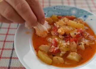 Yemek kültürü, toplumların yalnızca ne yediğini değil, nasıl yediğini de anlatan güçlü bir aynadır. Bu aynanın içinde yer alan Ekmek Banma Geleneği, sade ama derin anlamlar taşıyan bir sofra pratiği olarak dikkat çeker. Bir yemeğin suyuna, sosuna ya da kalan lezzetine ekmek banmak; sadece damak tadıyla ilgili bir alışkanlık değil, aynı zamanda paylaşımın, bereketin ve nimete saygının ifadesidir. Konulu bir haber görseli.