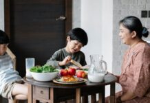 Yemek kültürü, bir toplumun en güçlü hafıza alanlarından biridir ve bu hafızanın merkezinde nesilden nesile tarif geleneği yer alır. Yalnızca karın doyurmayı amaçlamayan bu tarifler, aile içindeki bağları güçlendiren, geçmişi bugüne taşıyan sessiz anlatıcılardır. Bir yemeğin nasıl yapıldığından çok kimden öğrenildiği, hangi ortamda pişirildiği ve hangi sofrada paylaşıldığı önemlidir. Bu nedenle geleneksel tarifler, kültürel aktarımın en somut örneklerinden biri olarak kabul edilir. Konulu bir haber görseli.