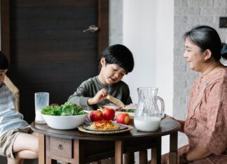 Yemek kültürü, bir toplumun en güçlü hafıza alanlarından biridir ve bu hafızanın merkezinde nesilden nesile tarif geleneği yer alır. Yalnızca karın doyurmayı amaçlamayan bu tarifler, aile içindeki bağları güçlendiren, geçmişi bugüne taşıyan sessiz anlatıcılardır. Bir yemeğin nasıl yapıldığından çok kimden öğrenildiği, hangi ortamda pişirildiği ve hangi sofrada paylaşıldığı önemlidir. Bu nedenle geleneksel tarifler, kültürel aktarımın en somut örneklerinden biri olarak kabul edilir. Konulu bir haber görseli.