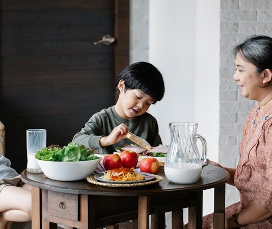 Yemek kültürü, bir toplumun en güçlü hafıza alanlarından biridir ve bu hafızanın merkezinde nesilden nesile tarif geleneği yer alır. Yalnızca karın doyurmayı amaçlamayan bu tarifler, aile içindeki bağları güçlendiren, geçmişi bugüne taşıyan sessiz anlatıcılardır. Bir yemeğin nasıl yapıldığından çok kimden öğrenildiği, hangi ortamda pişirildiği ve hangi sofrada paylaşıldığı önemlidir. Bu nedenle geleneksel tarifler, kültürel aktarımın en somut örneklerinden biri olarak kabul edilir. Konulu bir haber görseli.