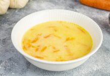 Son yıllarda sağlıklı beslenme trendlerinin artmasıyla birlikte çorbalar, hem hafif hem de besleyici öğünler arayanların tercihi hâline geldi. Özellikle kış aylarında sofraları ısıtan ve doyurucu bir seçenek arayanlar için kremalı havuç çorbası, lezzeti ve pratik hazırlanışıyla öne çıkıyor. Havuç ve kremanın birleşimi, çorbaya hem yoğun bir aroma hem de pürüzsüz bir kıvam kazandırıyor. Bu nedenle ev mutfaklarında sıkça tercih edilen tarifler arasında yer alıyor. Konulu bir haber görseli.