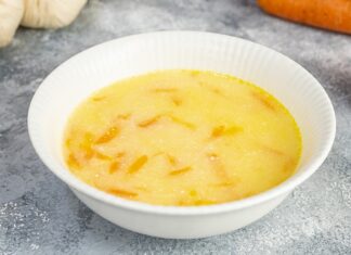 Son yıllarda sağlıklı beslenme trendlerinin artmasıyla birlikte çorbalar, hem hafif hem de besleyici öğünler arayanların tercihi hâline geldi. Özellikle kış aylarında sofraları ısıtan ve doyurucu bir seçenek arayanlar için kremalı havuç çorbası, lezzeti ve pratik hazırlanışıyla öne çıkıyor. Havuç ve kremanın birleşimi, çorbaya hem yoğun bir aroma hem de pürüzsüz bir kıvam kazandırıyor. Bu nedenle ev mutfaklarında sıkça tercih edilen tarifler arasında yer alıyor. Konulu bir haber görseli.