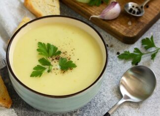 Son yıllarda sağlıklı beslenme trendlerinin artmasıyla birlikte çorbalar, sofraların vazgeçilmez öğünlerinden biri hâline geldi. Özellikle kış aylarında hem hafif hem de doyurucu seçenekler arayanlar için kremalı kabak çorbası, lezzeti ve pratik hazırlanışıyla öne çıkıyor. Kabak ve kremanın birleşimi, çorbaya hem yoğun bir aroma hem de pürüzsüz bir kıvam kazandırıyor. Bu nedenle ev mutfaklarında sıkça tercih edilen tarifler arasında yer alıyor. Konulu bir haber görseli.