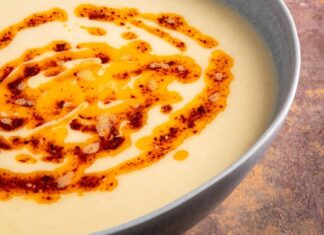 Kış aylarının vazgeçilmezleri arasında yer alan çorbalar, hem besleyici hem de doyurucu öğünler sunuyor. Özellikle kremalı karnabahar çorbası, sağlıklı beslenmeyi ön planda tutanların favori tarifleri arasında bulunuyor. Karnabaharın kendine has tadı, kremanın yumuşak dokusuyla birleştiğinde çorba, hem göz hem de damak zevki açısından tatmin edici bir hal alıyor. Evde kısa sürede hazırlanabilmesi, çorbayı pratik bir öğün hâline getiriyor. Konulu bir haber görseli.