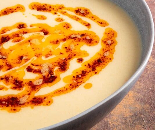 Kış aylarının vazgeçilmezleri arasında yer alan çorbalar, hem besleyici hem de doyurucu öğünler sunuyor. Özellikle kremalı karnabahar çorbası, sağlıklı beslenmeyi ön planda tutanların favori tarifleri arasında bulunuyor. Karnabaharın kendine has tadı, kremanın yumuşak dokusuyla birleştiğinde çorba, hem göz hem de damak zevki açısından tatmin edici bir hal alıyor. Evde kısa sürede hazırlanabilmesi, çorbayı pratik bir öğün hâline getiriyor. Konulu bir haber görseli.