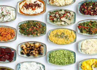 Meze kültürü, yalnızca yemek öncesi iştah açan küçük tabaklardan ibaret olmayan, tarihsel, kültürel ve sosyolojik boyutları olan güçlü bir sofracılık geleneğini temsil eder. Anadolu’dan Akdeniz’e, Balkanlar’dan Orta Doğu’ya uzanan geniş bir coğrafyada meze kültürü, birlikte yeme, paylaşma ve sohbet etme pratiğinin merkezinde yer alır. Bu yönüyle meze, sadece damak tadına değil, toplumsal ilişkilere de hitap eden bir kültür unsurudur. Konulu bir haber görseli.