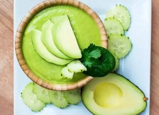 Soğuk avokado çorbası, özellikle yaz aylarında sofraların en sağlıklı ve ferahlatıcı seçeneklerinden biri olarak öne çıkıyor. Taze avokadonun kremsi dokusu ile yoğurdun hafifliği birleştiğinde, hem besleyici hem de lezzetli bir çorba ortaya çıkıyor. Soğuk avokado çorbası, içerisine eklenen limon suyu, zeytinyağı ve baharatlarla hem aroma hem de renk kazanıyor. Yaz sofralarında hem öğle hem akşam yemeklerinde tercih edilen bu tarif, ferahlatıcı ve doyurucu bir seçenek olarak dikkat çekiyor. Konulu bir haber görseli.