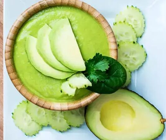 Soğuk avokado çorbası, özellikle yaz aylarında sofraların en sağlıklı ve ferahlatıcı seçeneklerinden biri olarak öne çıkıyor. Taze avokadonun kremsi dokusu ile yoğurdun hafifliği birleştiğinde, hem besleyici hem de lezzetli bir çorba ortaya çıkıyor. Soğuk avokado çorbası, içerisine eklenen limon suyu, zeytinyağı ve baharatlarla hem aroma hem de renk kazanıyor. Yaz sofralarında hem öğle hem akşam yemeklerinde tercih edilen bu tarif, ferahlatıcı ve doyurucu bir seçenek olarak dikkat çekiyor. Konulu bir haber görseli.