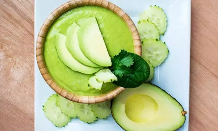 Soğuk Avokado Çorbası Yaz Sofralarının Sağlıklı Lezzeti Soğuk avokado çorbası, özellikle yaz aylarında sofraların en sağlıklı ve ferahlatıcı seçeneklerinden biri olarak öne çıkıyor. Taze avokadonun kremsi dokusu ile yoğurdun hafifliği birleştiğinde, hem besleyici hem de lezzetli bir çorba ortaya çıkıyor. Soğuk avokado çorbası, içerisine eklenen limon suyu, zeytinyağı ve baharatlarla hem aroma hem de renk kazanıyor. Yaz sofralarında hem öğle hem akşam yemeklerinde tercih edilen bu tarif, ferahlatıcı ve doyurucu bir seçenek olarak dikkat çekiyor. Konulu bir haber görseli.