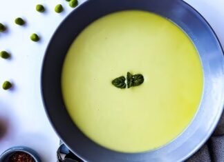 Soğuk bezelye çorbası, yaz aylarının sıcak günlerinde sofraların hafif ve ferahlatıcı başlangıcı olarak öne çıkıyor. Taze bezelye ve yoğurtla hazırlanan bu çorba, hem besleyici hem de serinletici bir lezzet sunuyor. Soğuk bezelye çorbası, içine eklenen taze nane ve baharatlarla sofralarda hem aroma hem de renk katıyor. Özellikle öğle ve akşam yemeklerinde tercih edilen bu tarif, sağlıklı ve hafif bir öğün alternatifi olarak dikkat çekiyor. Konulu bir haber görseli.