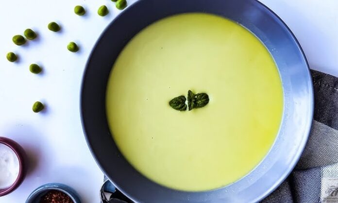 Soğuk bezelye çorbası, yaz aylarının sıcak günlerinde sofraların hafif ve ferahlatıcı başlangıcı olarak öne çıkıyor. Taze bezelye ve yoğurtla hazırlanan bu çorba, hem besleyici hem de serinletici bir lezzet sunuyor. Soğuk bezelye çorbası, içine eklenen taze nane ve baharatlarla sofralarda hem aroma hem de renk katıyor. Özellikle öğle ve akşam yemeklerinde tercih edilen bu tarif, sağlıklı ve hafif bir öğün alternatifi olarak dikkat çekiyor. Konulu bir haber görseli.