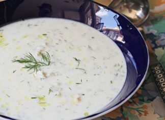 Soğuk çorbalar, özellikle yaz aylarında ferahlatıcı etkileriyle sofraların vazgeçilmezi haline geliyor. Sıcak havalarda hem hafif hem de besleyici bir seçenek sunan bu çorbalar, geleneksel tariflerden modern dokunuşlara kadar geniş bir yelpazeye sahip. Soğuk çorbalar hem sağlıklı hem de pratik oluşlarıyla ailelerin ve misafir sofralarının gözdesi oluyor. Bu tarifler arasında cacık, ayran aşı ve soğuk yoğurtlu kabak çorbası öne çıkıyor. Konulu bir haber görseli.