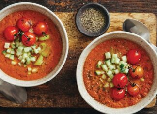 Soğuk domates çorbası, yaz aylarında sofraların en ferahlatıcı ve hafif seçeneklerinden biri olarak öne çıkıyor. Taze domateslerin doğal aroması ile hazırlanan bu çorba, hem lezzetli hem de besleyici bir başlangıç alternatifi sunuyor. Soğuk domates çorbası, içerisine eklenen biber, zeytinyağı ve taze baharatlarla hem aroma hem de renk kazanıyor. Yaz sofralarında hem öğle hem akşam yemeklerinde tercih edilen bu tarif, ferahlatıcı ve sağlıklı bir seçenek olarak dikkat çekiyor. Konulu bir haber görseli.