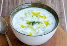 Soğuk yoğurtlu kabak çorbası, özellikle yaz aylarında sofraların vazgeçilmez başlangıcı olarak öne çıkıyor. Hafif ve ferahlatıcı bir tarif olan bu çorba, hem besleyici hem de pratik oluşuyla mutfakların favorisi hâline geliyor. Soğuk yoğurtlu kabak çorbası, taze kabak ve yoğurt ile hazırlanırken içerisine eklenen dereotu ve baharatlar çorbanın lezzetini artırıyor. Yaz sofralarında hem aile yemeklerinde hem de davet sofralarında tercih edilen bir seçenek olarak dikkat çekiyor. Konulu bir haber görseli.