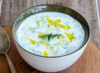 Soğuk yoğurtlu kabak çorbası, özellikle yaz aylarında sofraların vazgeçilmez başlangıcı olarak öne çıkıyor. Hafif ve ferahlatıcı bir tarif olan bu çorba, hem besleyici hem de pratik oluşuyla mutfakların favorisi hâline geliyor. Soğuk yoğurtlu kabak çorbası, taze kabak ve yoğurt ile hazırlanırken içerisine eklenen dereotu ve baharatlar çorbanın lezzetini artırıyor. Yaz sofralarında hem aile yemeklerinde hem de davet sofralarında tercih edilen bir seçenek olarak dikkat çekiyor. Konulu bir haber görseli.