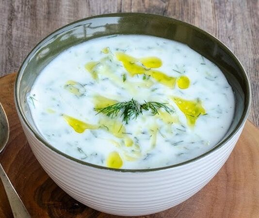 Soğuk yoğurtlu kabak çorbası, özellikle yaz aylarında sofraların vazgeçilmez başlangıcı olarak öne çıkıyor. Hafif ve ferahlatıcı bir tarif olan bu çorba, hem besleyici hem de pratik oluşuyla mutfakların favorisi hâline geliyor. Soğuk yoğurtlu kabak çorbası, taze kabak ve yoğurt ile hazırlanırken içerisine eklenen dereotu ve baharatlar çorbanın lezzetini artırıyor. Yaz sofralarında hem aile yemeklerinde hem de davet sofralarında tercih edilen bir seçenek olarak dikkat çekiyor. Konulu bir haber görseli.