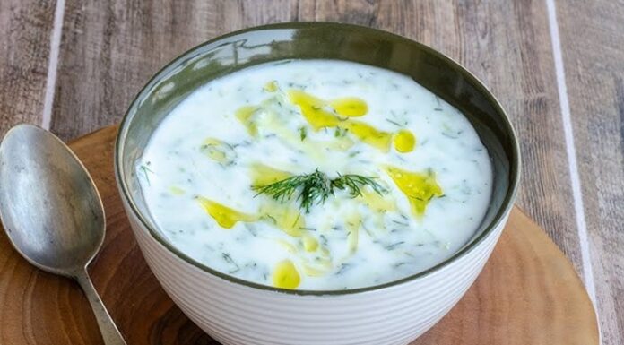 Soğuk yoğurtlu kabak çorbası, özellikle yaz aylarında sofraların vazgeçilmez başlangıcı olarak öne çıkıyor. Hafif ve ferahlatıcı bir tarif olan bu çorba, hem besleyici hem de pratik oluşuyla mutfakların favorisi hâline geliyor. Soğuk yoğurtlu kabak çorbası, taze kabak ve yoğurt ile hazırlanırken içerisine eklenen dereotu ve baharatlar çorbanın lezzetini artırıyor. Yaz sofralarında hem aile yemeklerinde hem de davet sofralarında tercih edilen bir seçenek olarak dikkat çekiyor. Konulu bir haber görseli.